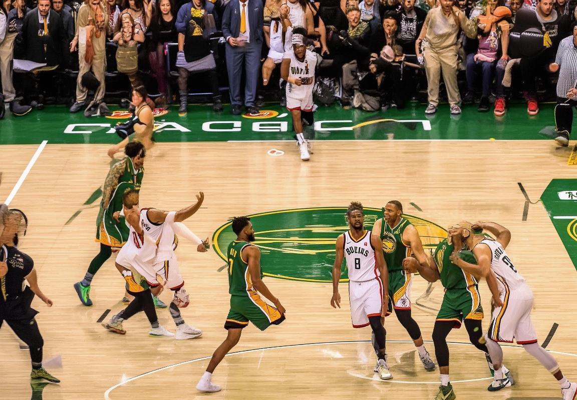 2016年NBA勇士vs雄鹿常规赛焦点战：火花对决尘埃落定